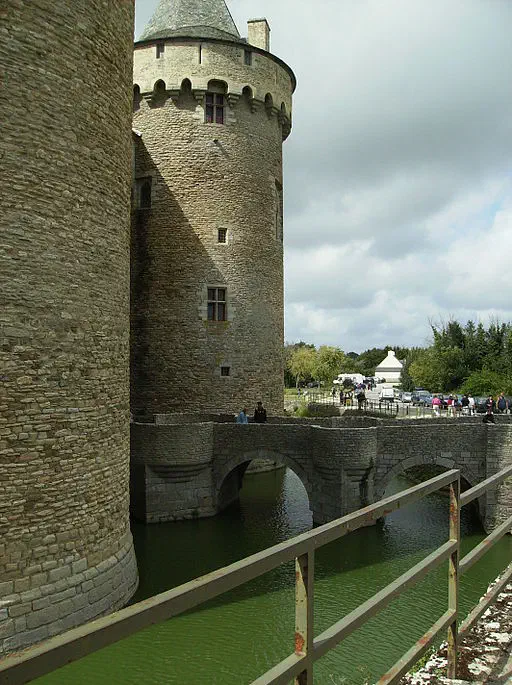 Les châteaux forts sont entourés de douves : par exemple, Suscinio.