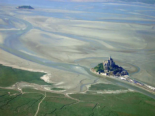Le Mont-Saint-Michel où la marée peut arriver comme un cheval au galop Le Mont-Saint-Michel où la marée peut arriver comme un cheval au galop
