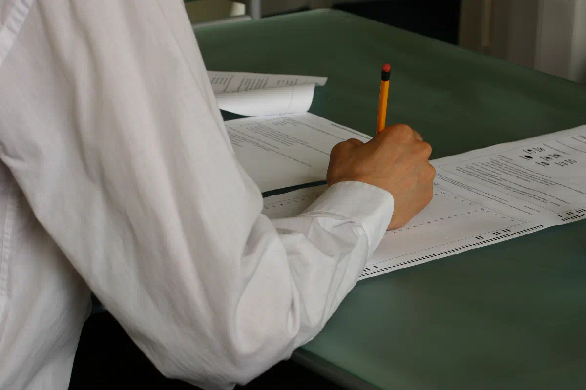 Etudiant passant un examen Etudiant passant un examen