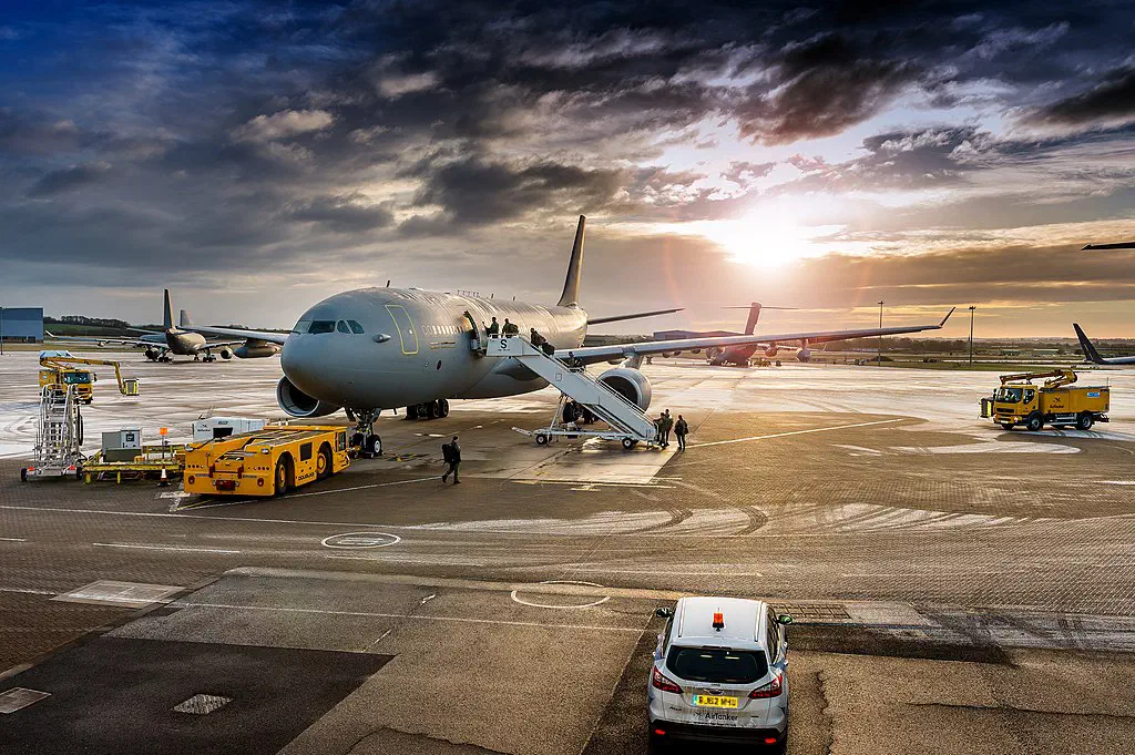 Avion devant un coucher de soleil