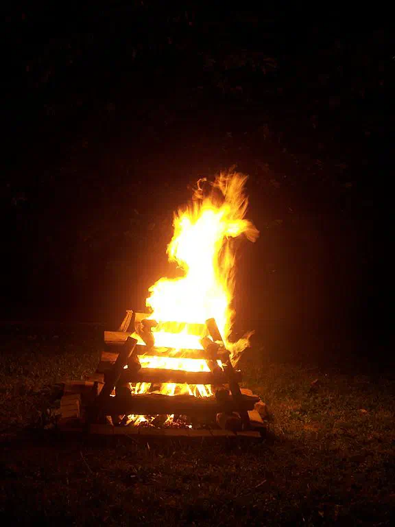 Feu de camp avec ses volutes de fumée Feu de camp avec ses volutes de fumée