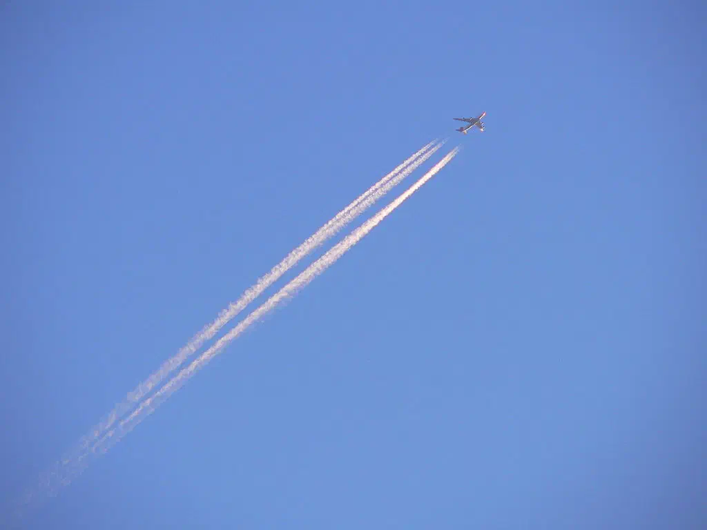 Trainées de condensation laissées par un Boeing 747-400 de Japan Airlines